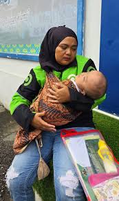 pengemudi ojek online medan selamatkan balita