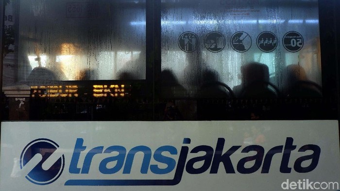 penumpang keluhkan bus transjakarta jalan lambat di tol demi keamanan