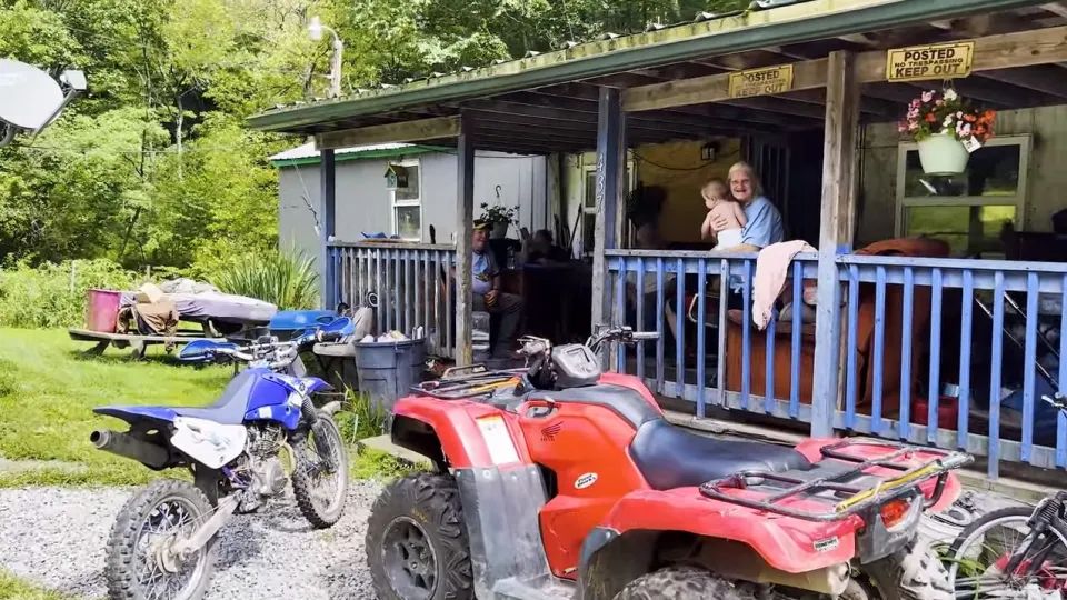 Keluarga Whitaker Perkawinan Sedarah: Tragedi yang Tersembunyi di Pedalaman Amerika
Salah satu kisah paling mengerikan dalam sejarah Amerika Serikat berasal dari sebuah keluarga terpencil di Ozark, Missouri—keluarga Whitaker. Mereka menjadi simbol nyata dari bahaya perkawinan sedarah, praktik yang berlangsung selama beberapa generasi dan menghasilkan konsekuensi genetik serta sosial yang menghancurkan.
Kasus ini pertama kali mencuat ke publik setelah peneliti dan jurnalis menginvestigasi laporan tentang anak-anak dengan cacat fisik dan kognitif parah, angka kematian bayi yang sangat tinggi, serta perilaku sosial yang terisolasi. Setelah ditelusuri, terungkap bahwa anggota keluarga Whitaker menikah dan berhubungan intim dengan saudara kandung, keponakan, dan sepupu dekat—sebuah pola yang berlangsung sejak awal abad ke-20.
Generasi yang Terjebak dalam Siklus Incest
Lokasi terpencil keluarga Whitaker di pegunungan Ozark membuat mereka nyaris tak terjangkau oleh pemerintah atau layanan sosial selama puluhan tahun. Tanpa pendidikan formal dan akses ke informasi kesehatan, mereka menganggap praktik perkawinan sedarah sebagai hal “normal” dalam keluarga.
Akibatnya, banyak keturunan mereka lahir dengan kelainan genetik langka, seperti gangguan penglihatan total, keterbelakangan mental, sindrom wajah abnormal, dan sistem imun yang sangat lemah. Beberapa bayi bahkan meninggal hanya dalam hitungan hari setelah lahir.
Intervensi Pemerintah dan Skandal Publik
Pada 1970-an, otoritas setempat akhirnya turun tangan setelah seorang guru sekolah melaporkan adanya anak-anak dengan penampilan dan perkembangan yang sangat tidak biasa. Investigasi lebih lanjut mengungkap jaringan hubungan sedarah yang rumit—termasuk ayah yang menikahi putrinya sendiri, serta saudara laki-laki dan perempuan yang tinggal serumah sebagai pasangan suami-istri.
Kasus ini memicu debat nasional tentang perlindungan anak, isolasi sosial, dan kegagalan sistem sosial dalam mengawasi komunitas terpencil. Sejumlah anggota keluarga ditangkap, sementara anak-anak yang selamat ditempatkan di panti asuhan atau diadopsi oleh keluarga lain.
Pelajaran dari Tragedi Keluarga Whitaker
Kisah keluarga Whitaker bukan hanya soal moral atau agama—ia juga menjadi studi kasus penting dalam genetika manusia. Perkawinan sedarah meningkatkan risiko ekspresi gen resesif yang merugikan, yang biasanya “tersembunyi” dalam populasi umum. Ketika terjadi dalam keluarga kecil dan tertutup, efeknya menjadi kumulatif dan destruktif.
Hingga kini, kisah ini dijadikan referensi dalam pelajaran biologi, etika sosial, dan kebijakan publik di berbagai negara sebagai peringatan akan pentingnya pendidikan, integrasi sosial, dan pengawasan terhadap kelompok rentan.