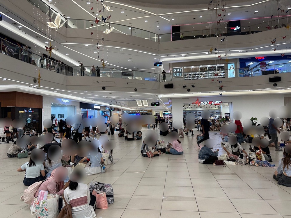 Viral Turis Jepang Sebut Malaysia 'Beradab Rendah' Gara-gara Pengunjung Mal Duduk di Lantai