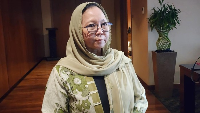 Gus Elham mencium anak kecil di atas panggung saat acara dakwah