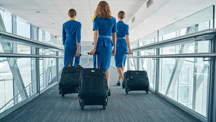 Pramugari dipecat karena mengambil air mineral dari lounge hotel