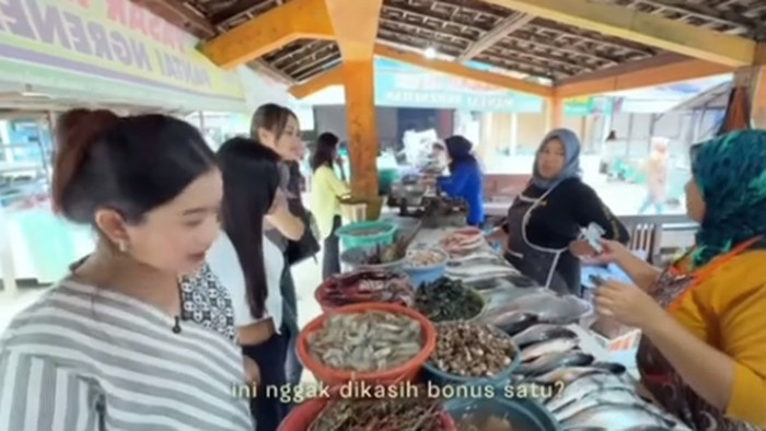Wisatawan membeli ikan di Pantai Ngrenehan dan diminta bayar dua kali oleh penjual”