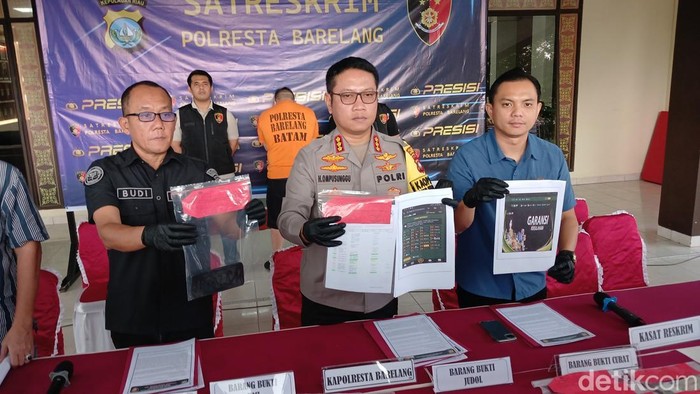 Ilustrasi polisi menangkap marketing judi online di Batam
