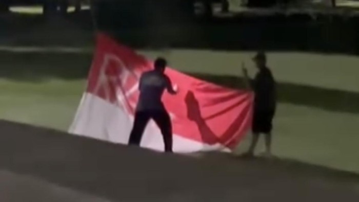 Dua pria mencoret bendera Merah Putih di depan Kantor Bupati Jembrana