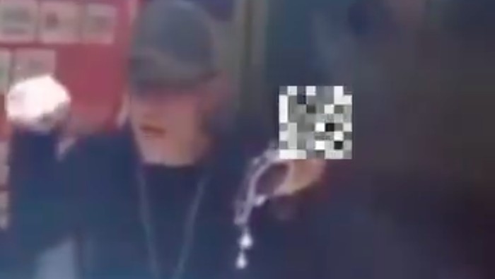 Preman mengancam pedagang dengan golok di Pasar Jombang Ciputat Tangerang Selatan