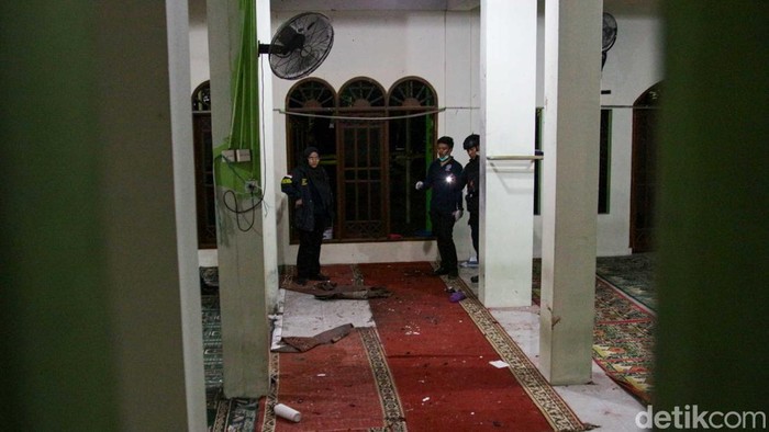 Petugas mengevakuasi lokasi ledakan di SMAN 72 Jakarta