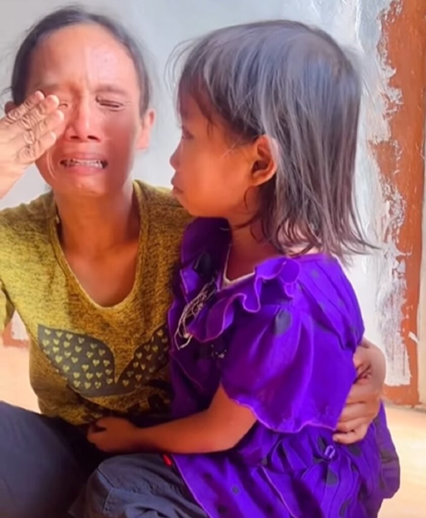 Ibu menangis di depan sekolah minta keadilan untuk anaknya yang diduga dianiaya