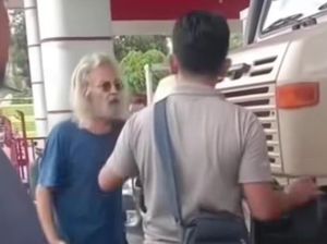 bule ngamuk di SPBU Bone Sulsel ditolak isi BBM tanpa barcode