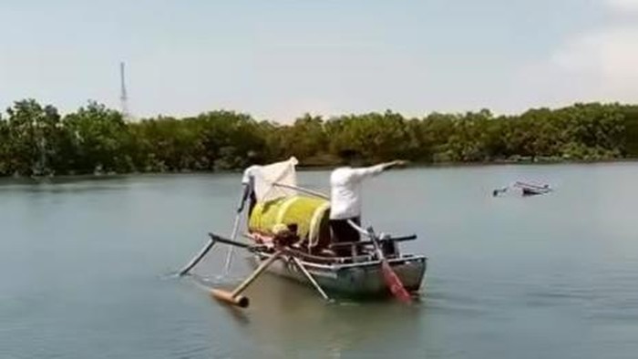 jenazah dibawa pakai perahu karena jembatan roboh di Lombok Timur