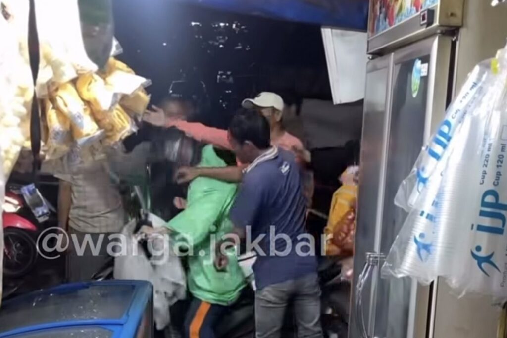 Viral ojol dipukul opang saat jemput penumpang di Stasiun Duri Jakarta Barat