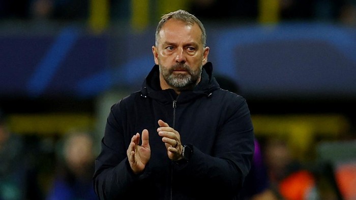 Flick tampak emosional dan ditenangkan oleh Raphinha di lapangan