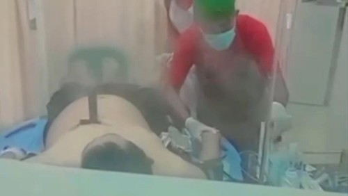 Pria di Sumba Timur ditikam hingga pisau menancap di dada dan viral