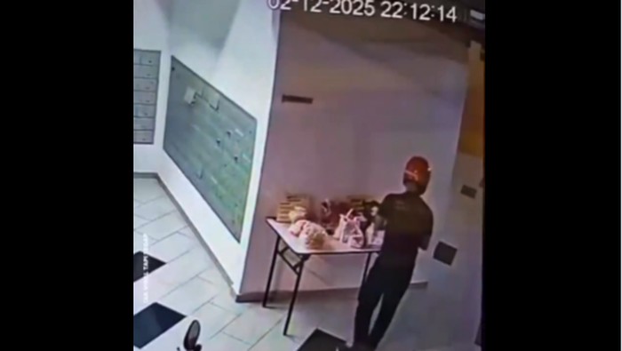 Pengantar makanan terekam mencicipi minuman pelanggan sebelum diantar