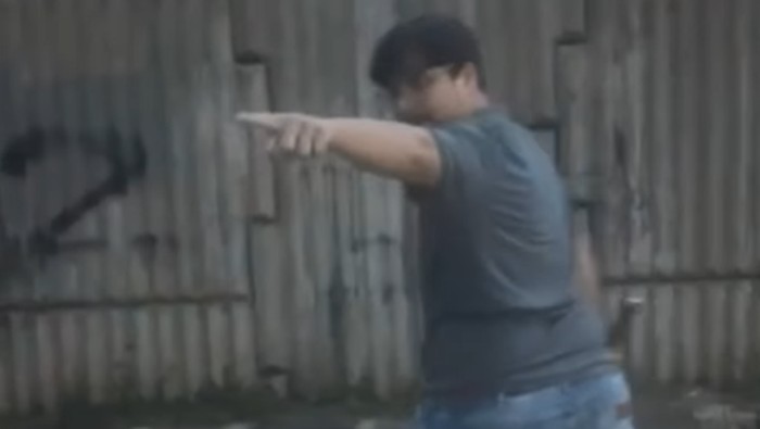 pengendara arogan acungkan pedang dari mobil di jalan raya