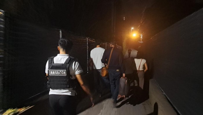 Bule Belanda mengamuk dan menantang polisi duel di Ubud dalam video viral