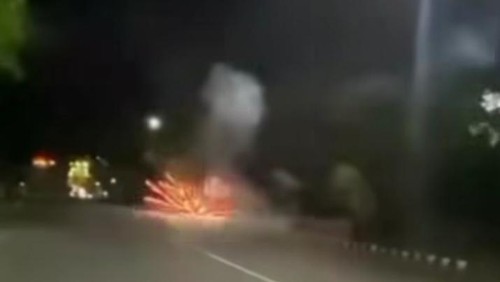Ilustrasi remaja menyalakan kembang api di jalan umum hingga membahayakan pengguna jalan