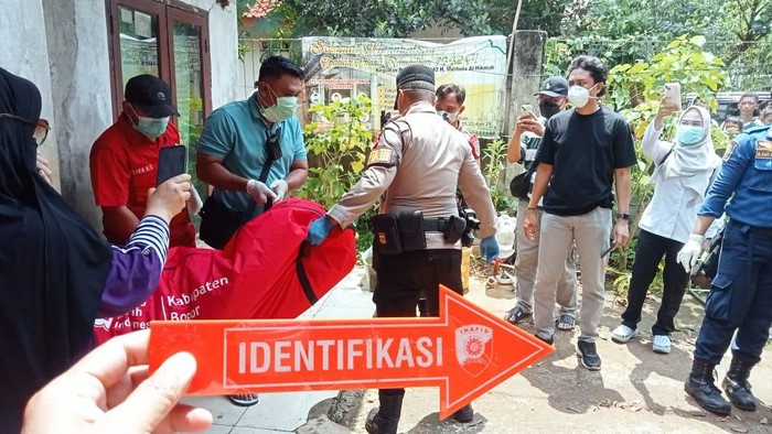 Penemuan mayat pria dalam kondisi busuk di Parung Bogor membuat warga geger