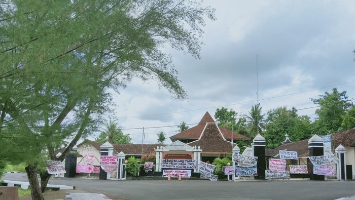 Warga menyegel kantor Kalurahan Ngunut di Gunungkidul akibat masalah anggaran