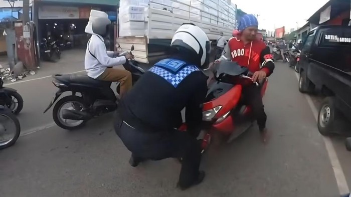pemotor melawan arah di cibinong dan alami insiden