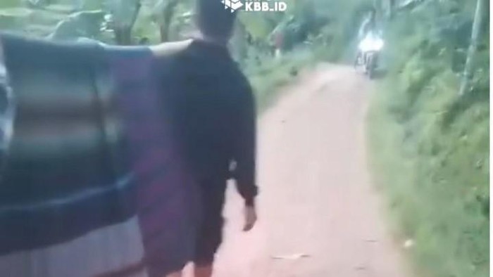 Warga Gununghalu berjalan melewati jalan berbatu ekstrem dengan penuh perjuangan