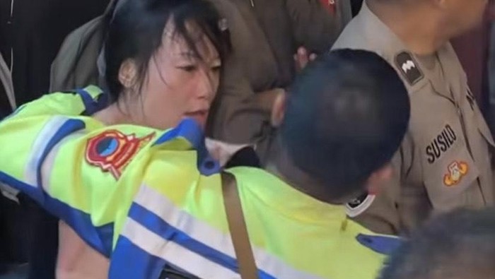 Wanita WNA asal Cina yang ngamuk setelah menabrak dua motor di Semarang