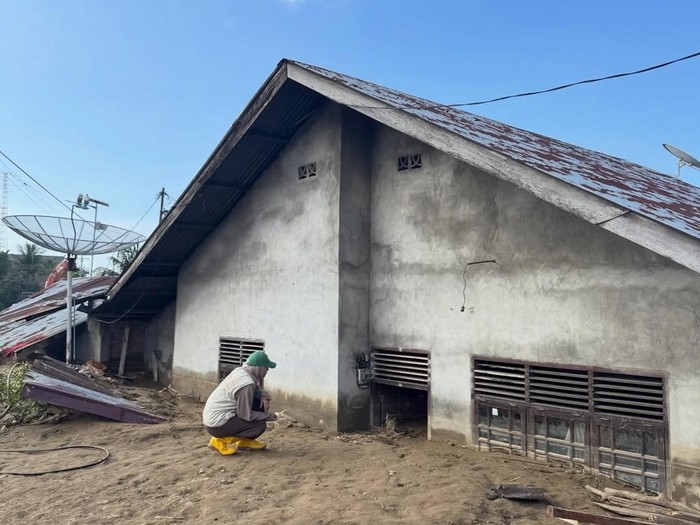 Zaskia Mecca mengunjungi korban banjir Aceh dan menyampaikan curahan hatinya