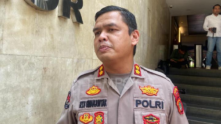 Richard Lee saat menjalani pemeriksaan tanpa penahanan oleh polisi