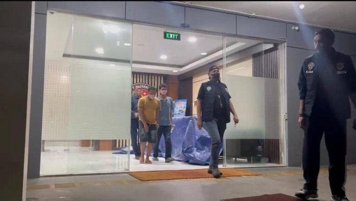 Polisi menertibkan pak ogah pelaku pungli di Jakarta Barat