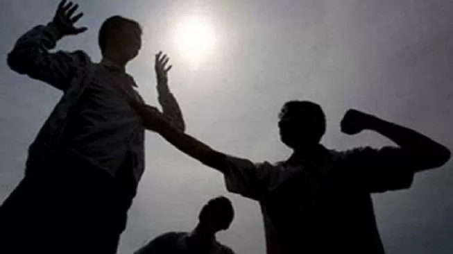 Ilustrasi Aldi menjadi korban pemukulan setelah menegur pengendara merokok