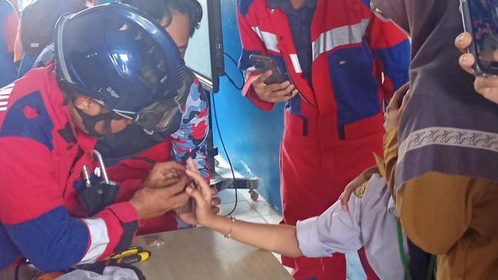 petugas damkar mengevakuasi jari siswi yang nyangkut engsel gembok