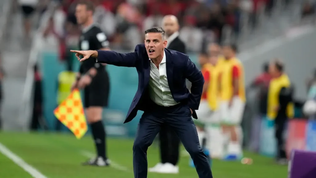 John Herdman memimpin sesi latihan dan memberi arahan kepada pemain