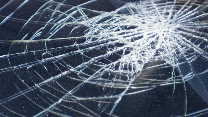 Taksi listrik mundur mendadak menabrak restoran di Tangerang