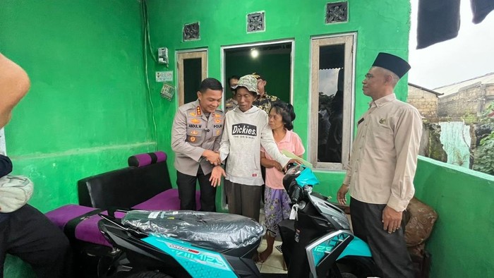 Kapolres Depok memberi bantuan motor dan modal usaha kepada penjual es kue viral di Depok