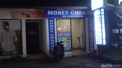 Turis asing menjadi korban penipuan money changer nakal di Ubud