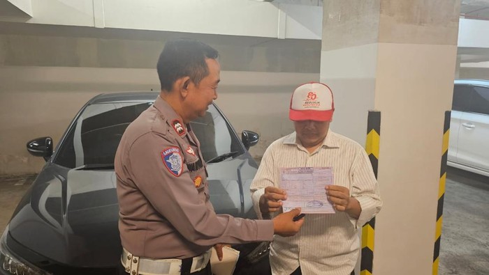Mobil lawan arah di Tol Dalam Kota Jakarta hingga berujung tilang