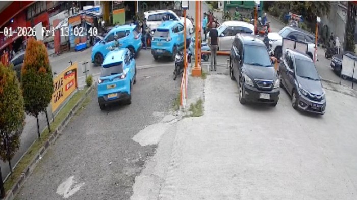 Taksi listrik meluncur tanpa sopir menabrak restoran di Tangerang