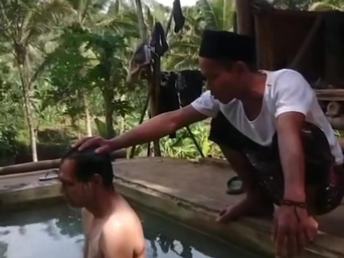 viral mandi celup datangkan kekayaan di Cianjur