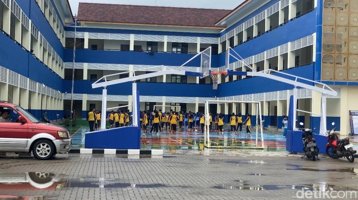 ruang kelas SMPN di Depok tanpa meja dan kursi usai renovasi
