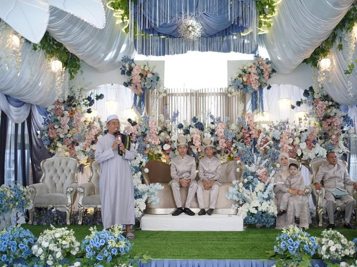 Bocah sunatan viral tampil bak resepsi nikah dengan cincin emas