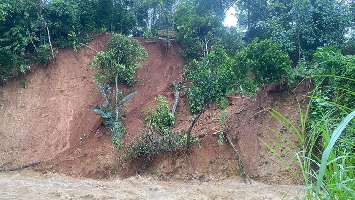 kondisi longsor di Talun Pekalongan yang merusak rumah warga