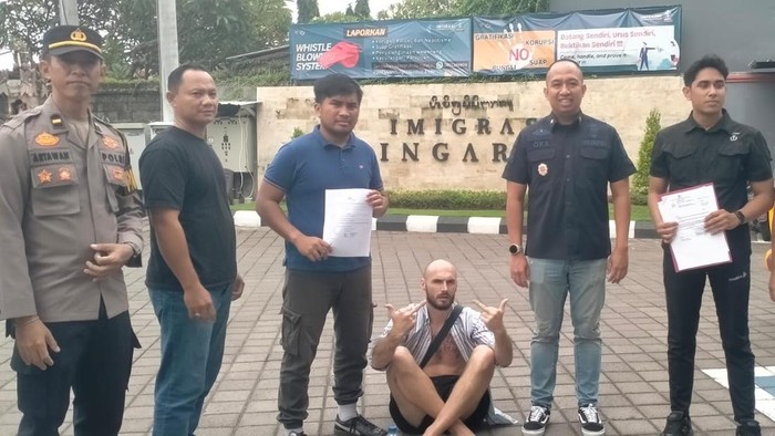 WN Belarusia berulah di Bali dan mengacungkan jari tengah saat ditangkap