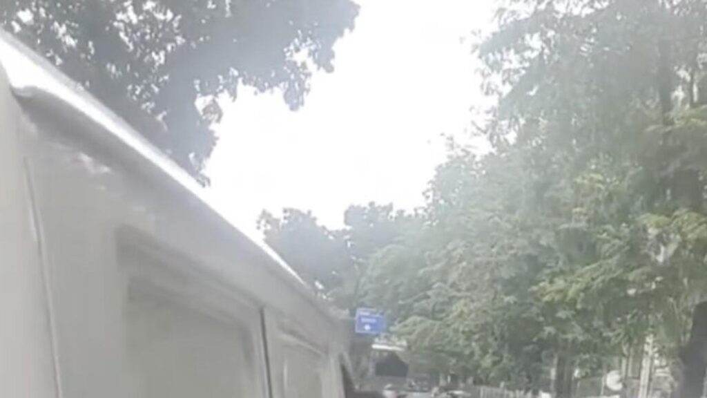 Ilustrasi pengemudi mobil boks terlibat cekcok dengan taksi online di jalan