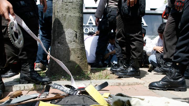 polisi mengamankan pelajar diduga pelaku tawuran di Bekasi