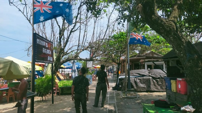 Deretan bendera asing berkibar di salah satu pantai Bali yang viral di media sosial