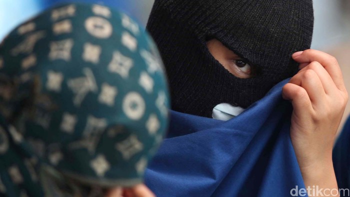 Rekaman viral komplotan maling membawa kabur mobil boks di Jakarta Selatan saat diselidiki polisi