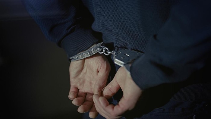 warga dan polisi mengamankan terduga penipu umrah di Jakarta Pusat