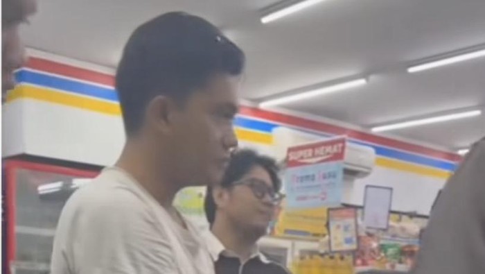 ilustrasi kasus karyawan minimarket di Makassar rekam wanita