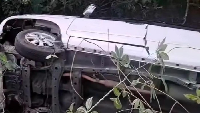 Mobil membawa turis terbalik saat hendak berwisata di Langkat