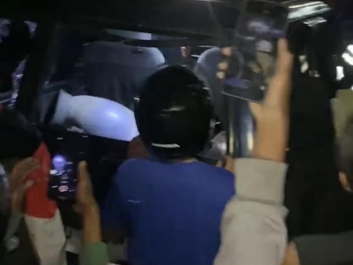 Mobil dirusak massa di Kediri setelah diduga terlibat kasus tabrak lari